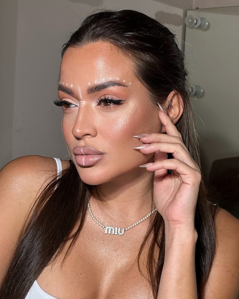 Influencer with cold symptoms stunned as doctors find metal coil in her lungs from past surgery 2 Russian influencer Ekaterina Badulina's common cold symptoms led to a shocking discovery—a metal spring in her lung from past surgery. Read her incredible survival story!