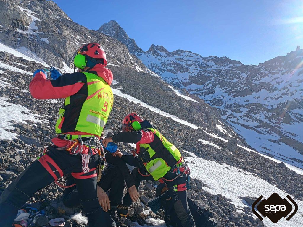 Climber, 23, Survives Four Days Missing by Sleeping Between Rocks 5 Missing for four days in Spain’s Picos de Europa, a climber survives with sheer determination, found with injuries after a daring rescue in avalanche-prone terrain.