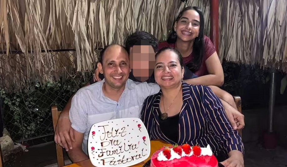 Hitmen Kill Mum, Dad, and Daughter During Lunch, Leaving Son Orphaned 1 A Colombian family was brutally attacked by hitmen during lunch, leaving three dead and a son critically injured. Community pillars, their loss shocks Aguachica.
