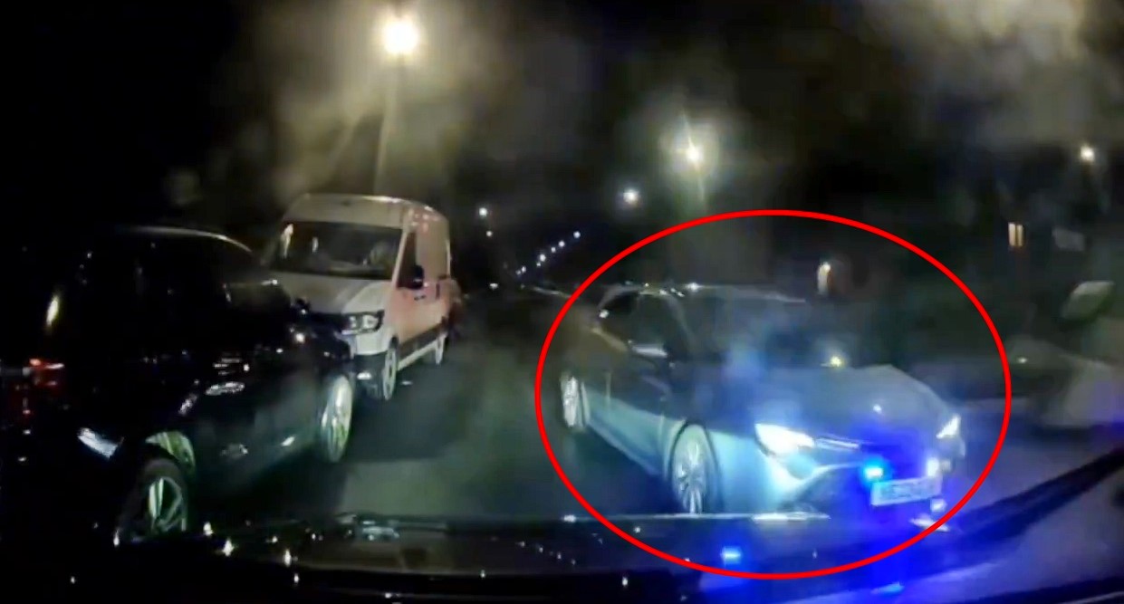 Reckless Driver’s Risky Overtake Backfires as Police Catch Them in the Act 1 Reckless driver’s risky double overtake in Uxbridge ends with instant justice as an unmarked police car catches them in the act. See how locals reacted to the drama!