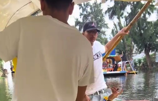 Tourists Shocked as Drunken Tour Guide Falls Overboard 1 Tourists were stunned as a guide fell into Xochimilco's canals after drinking mezcal. The viral clip sparked debate on safety in this lively, iconic party hotspot.