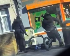 Teen Critically Injured After Broad Daylight Stabbing on Busy Street Teen fights for life after broad daylight stabbing in south London. Shocking e-bike attack caught on camera—police urge witnesses to come forward.