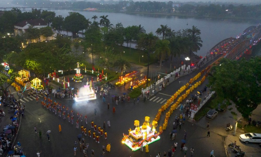 Thousands Join Buddha Procession in Hue to Celebrate Vesak