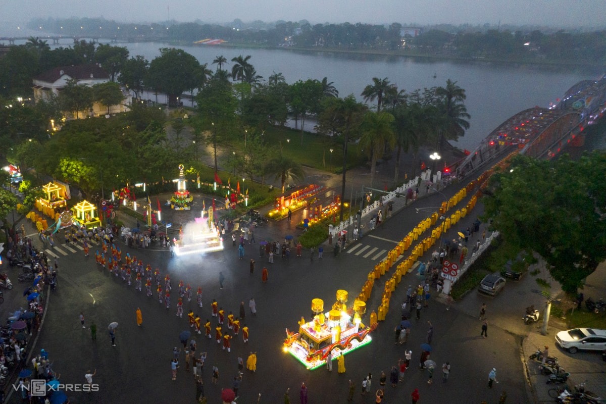 Thousands Join Buddha Procession in Hue to Celebrate Vesak 1 Thousands Join Buddha Procession in Hue to Celebrate Vesak